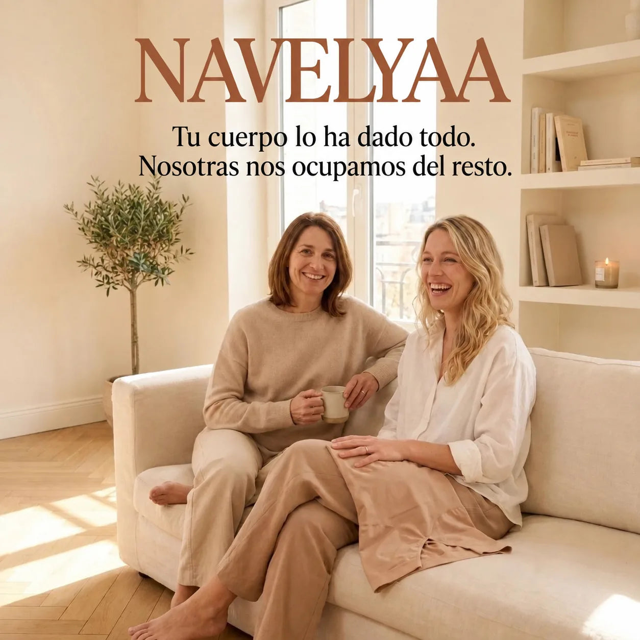 Dos mujeres sonríen en una sala cálida en tonos crema, con el logo de Navelyaa